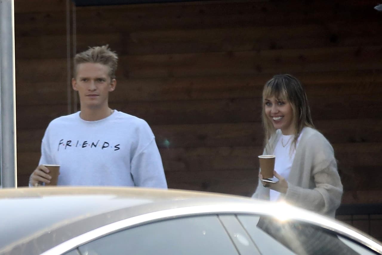 Agregó que estaban "
<b>trabajando en un proyecto</b> en este momento y grabando durante las vacaciones y deberíamos tener un álbum el próximo año".
<br>