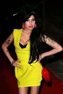 Padre de Amy Winehouse dice que habla con su hija