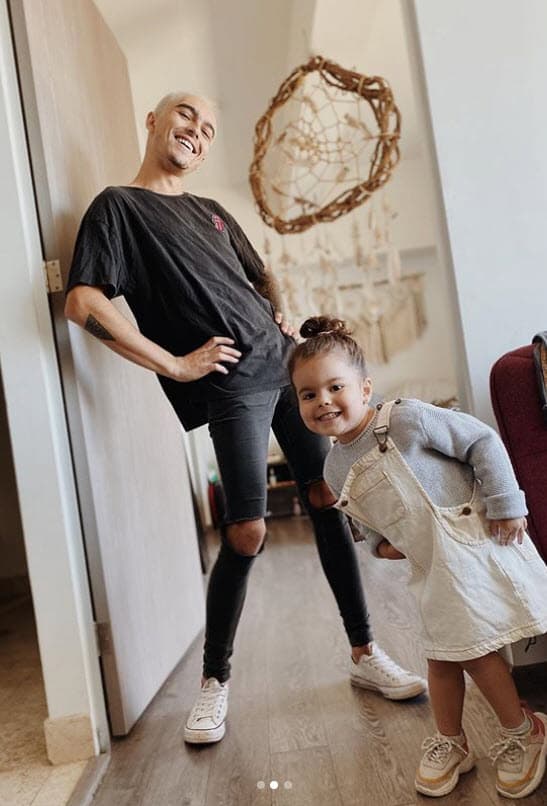 “Todo el tiempo su papá me da un reporte, me manda videos o fotos, entonces estoy bien”.