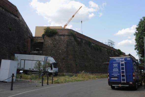 Una enorme grúa cosntruye lo que podría ser un impresionante escenario.Vota aquí por los nominados a Premios Juventud