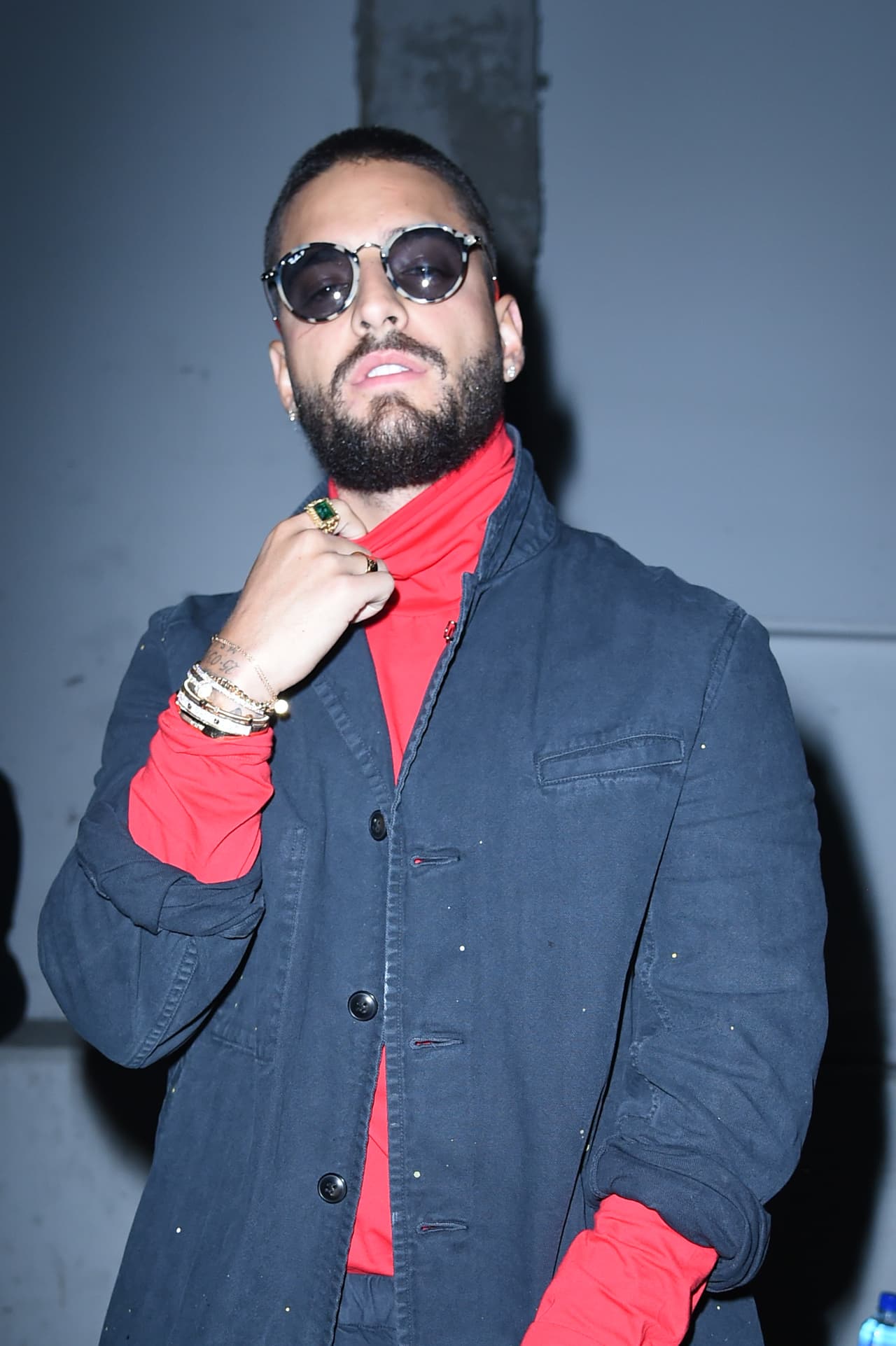 A la semana de la moda de Nueva York, Maluma llegó usando este diseño redondo, también de Ray Ban. Su costo aproximado es de 150 dólares.