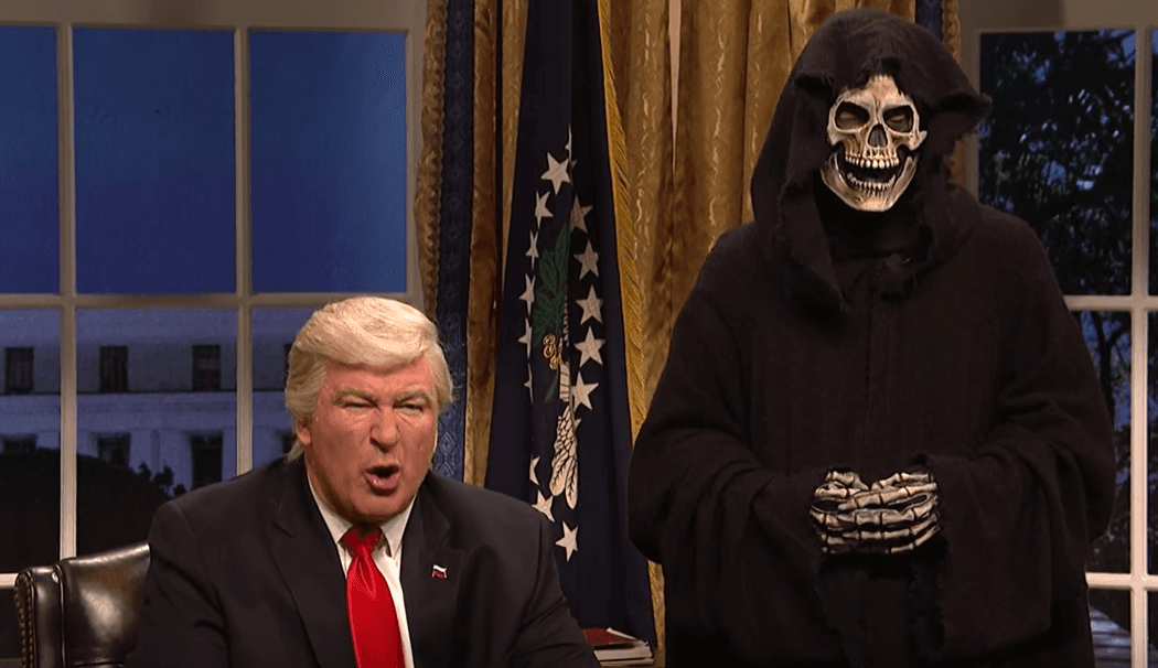 Alec Baldwin en su imitación de Donald Trump y a su lado el consejero Steve Bannon, representado como la Muerte.