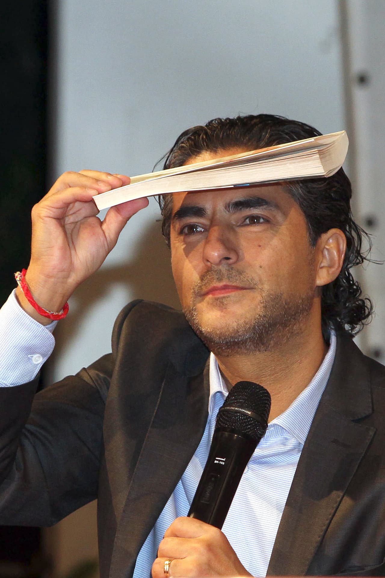 “La llevamos muy bien, es mi mánager, mi socia, pero sí debo reconocer que ha sido difícil la pérdida, la costumbre de los dos. Esto también nos invitó a actualizarnos, como en las aplicaciones Waze o Google Maps, que cuando te pierdes, te dice “recalculando”. Entonces, a recalcular y a reencontrarme”, comentó en entrevista para la revista 
<a href="https://www.tvynovelas.com/mx/en-exclusiva/raul-araiza-rehacer-vida-divorcio/" target="_blank">TVyNovelas</a>.