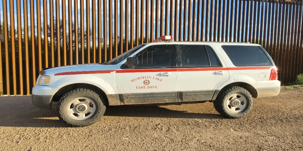 Las calcomanías se etiquetaron incorrectamente como 'Mormon Like'. Los migrantes, informaron las autoridades, huyeron del vehículo a México antes de que llegaran los agentes.