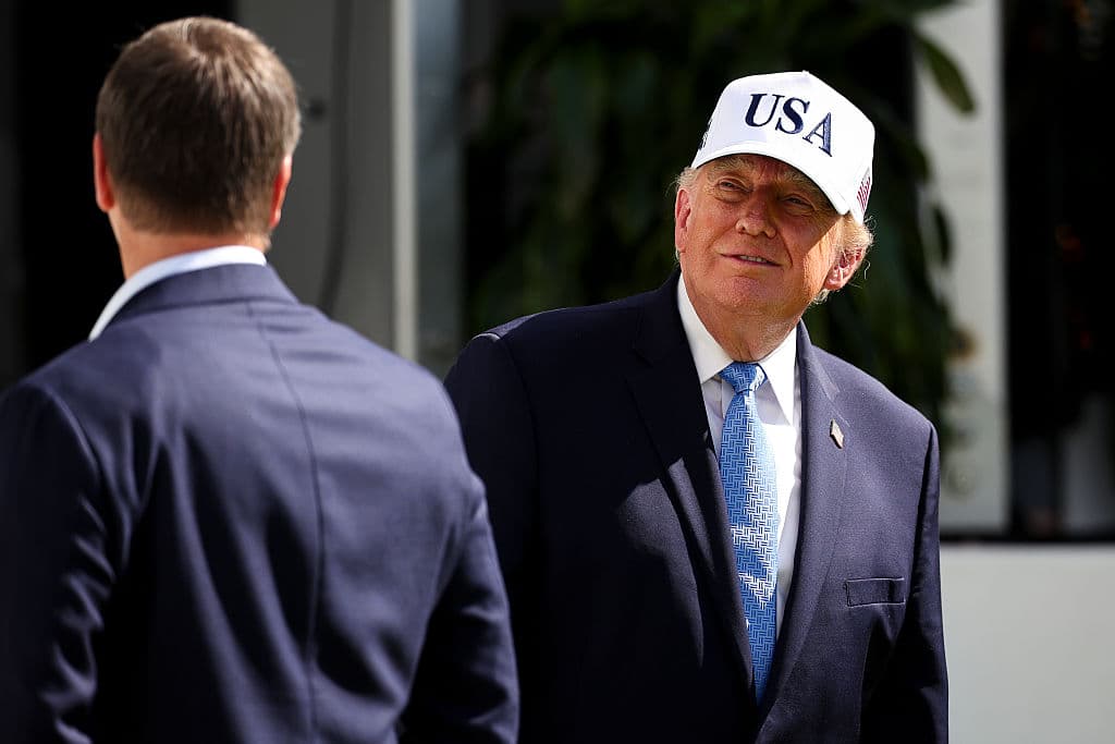 La seguridad fue estricta. El Servicio Secreto no permitió que los espectadores cruzaran de un lado a otro de la primera calle, excepto cuando Trump interrumpió su saludo para entrar a una suite.
