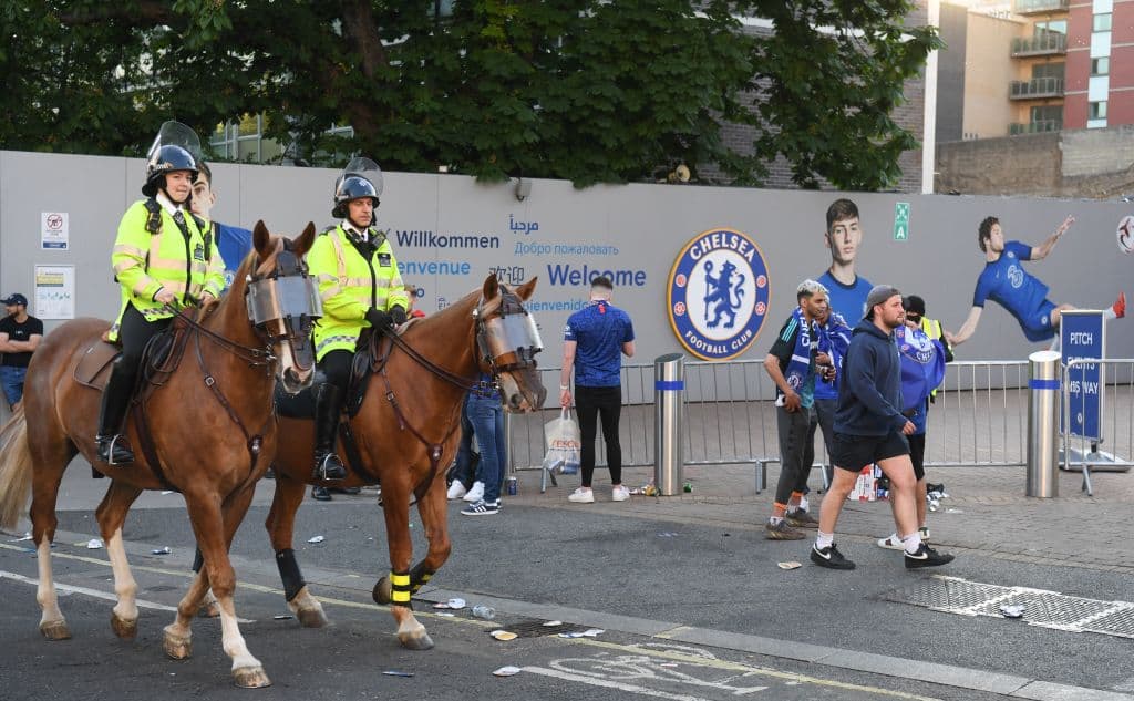 Los aficionados del Chelsea salen de sus casas para celebrar en las calles su segundo título de la UEFA Champions League.