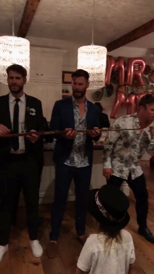 También, Conrad subió un video en el que se ve a Liam, su padre y sus hermanos Luke y Chris tomando algunos tragos.
<br>