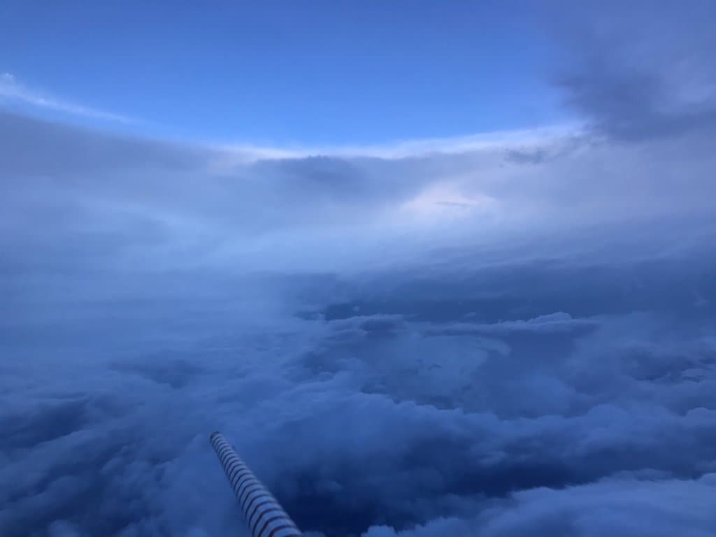 La tranquilidad en el ojo de Irma, desde un avión cazador de huracanes. Cuba y Las Bahamas podrían recibir el impacto directo del huracán.