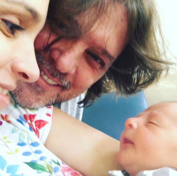 "🎉Bienvenido IAN👶🏼 a nuestras vidas🎉 Cuando piensas que todo esta escrito, la vida siempre te sorprende con cosas maravillosas y descubres que la capacidad de asombro no se pierde!!!! El Amor mas grande se refleja en una mirada @rubicardozo @ianstrickler@yannickstrickler @stricklerandrik@jade_meierc #losamo #graciasdios#18deEnero2017", con esta imagen presentó a su hijo.