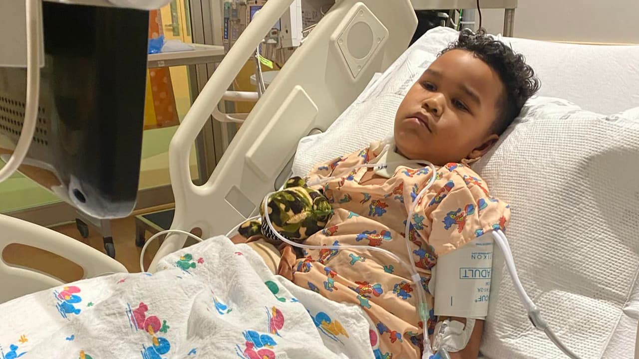 La madre narra que comenzó con fiebre, dolor de estómago, no se sentía bien, lo llevó a emergencias y le dijeron que se trataba de un virus, no le aseguraron que fuera consecuencia del coronavirus, el menor regresó a casa.