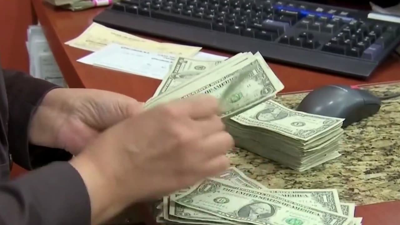 Tarjetas 'al límite' y precios al alza: ¿Por qué la decisión de la Fed de hoy puede afectar tu bolsillo?