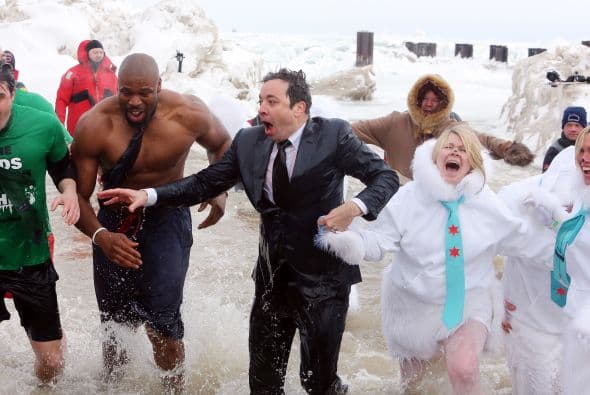 ¡Lo hizo!Mira lo congelado que quedó el comediante Jimmy Fallon luego de aceptar el reto que le hizo el alcalde de Chicago Rahm Emanuel de lanzarse a las congeladas aguas del Lago Chicago durante el Polar Plunge 2014 y con un temperatura de 2 grados