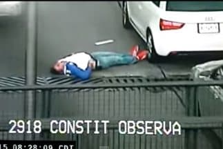 El asalto fue captado por una cámara de vigilancia en el DF. Foto tomada del video.