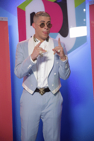 El cantante fue entrevistado vía telefónica sobre sus extravagantes atuendos, su gusto por la moda y las críticas que recibe por atreverse.