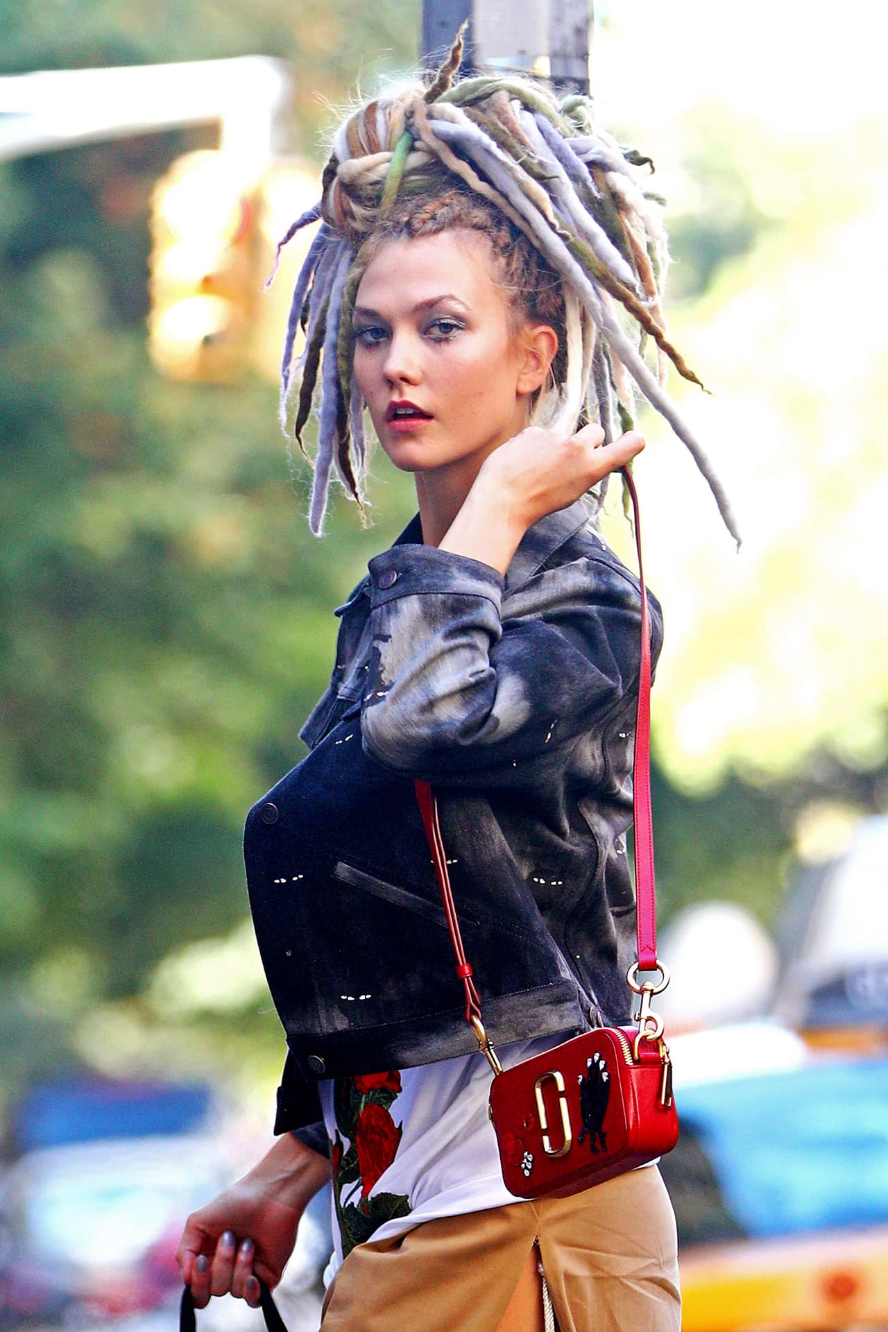 Las rastas son elaboradas por Dreadlocks by Jena, una empresa fundada por madre e hija y cada peluca la hacen completamente a mano.