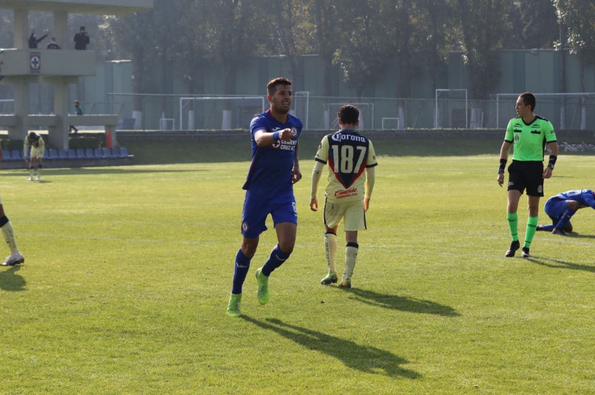 Pablo Ceppelini festeja con Cruz Azul Sub-20 ante América.