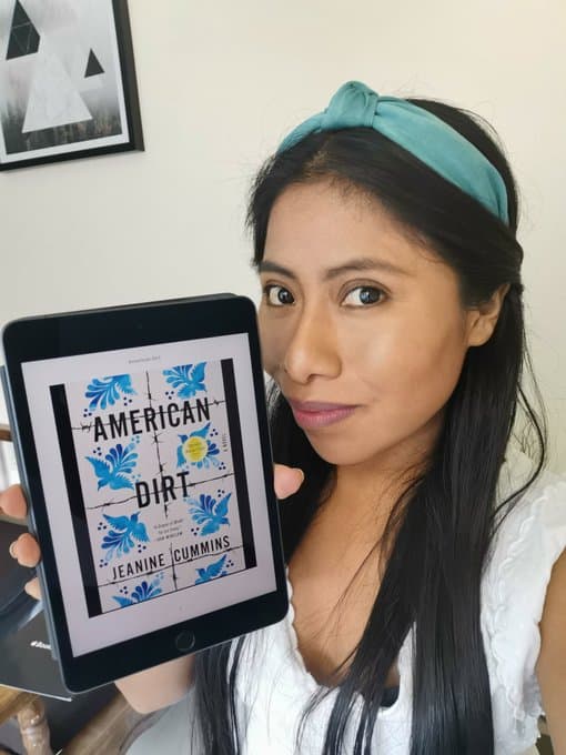 Para continuar con la promoción del título, 
<b>Winfrey se lo envió a diferentes personalidades latinas</b>. Entre ellas la actriz nominada al Oscar, 
<b>Yalitza Aparicio</b>, quien se tomó una fotografía con la portada del libro como gesto de agradecimiento.
