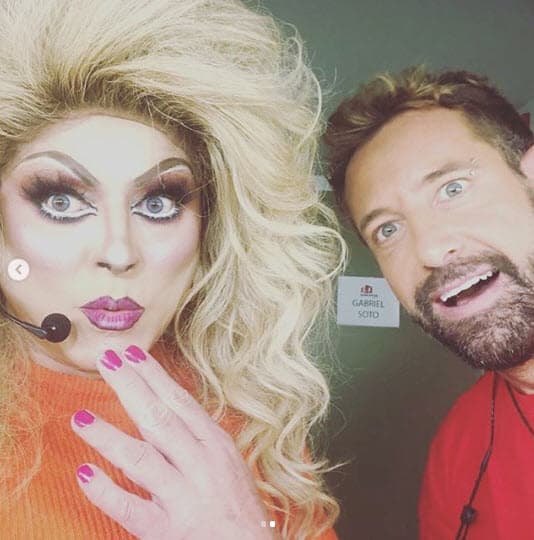 Los dos aparecen muy sonrientes en las imágenes y el protagonista de 'Quinceañera' escribió un mensaje junto a ellas en tono de broma.