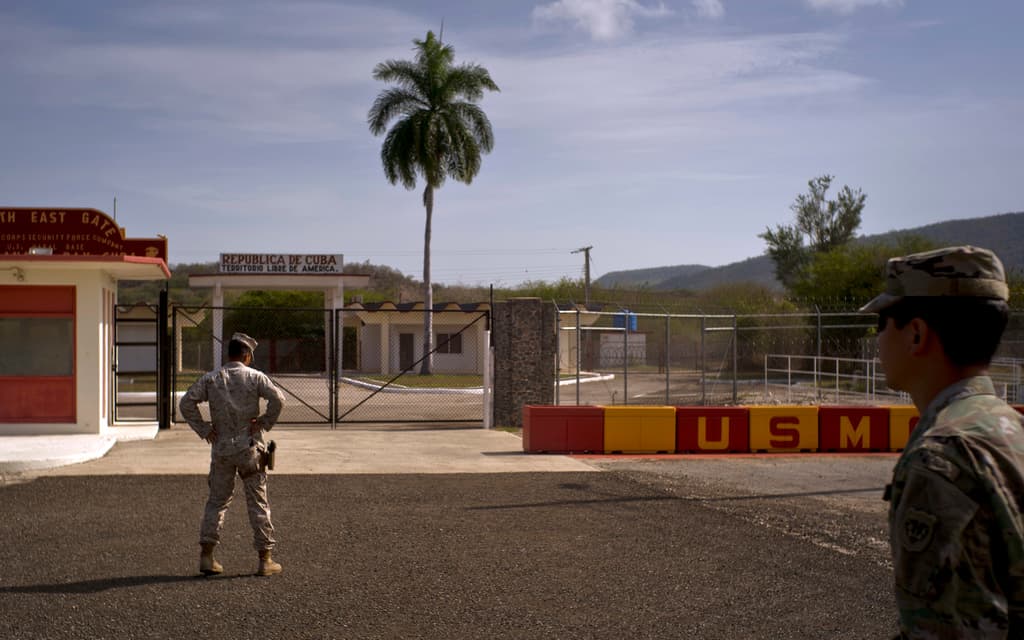 El polémico uso de Guantánamo: de los "combatientes enemigos" de Bush a los "peores criminales extranjeros" de Trump