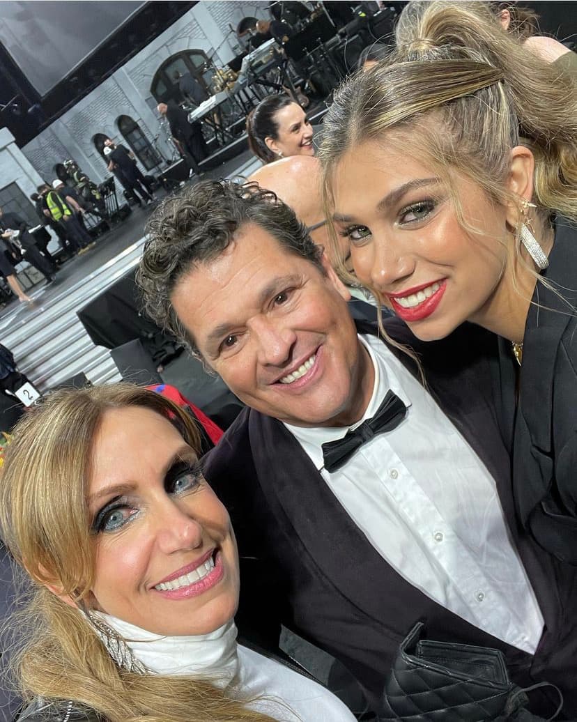 “Este encuentro con Carlos Vives y Sofia Carson en la celebración Person of the year en Latin GRAMMY”, señaló Lili en la foto.