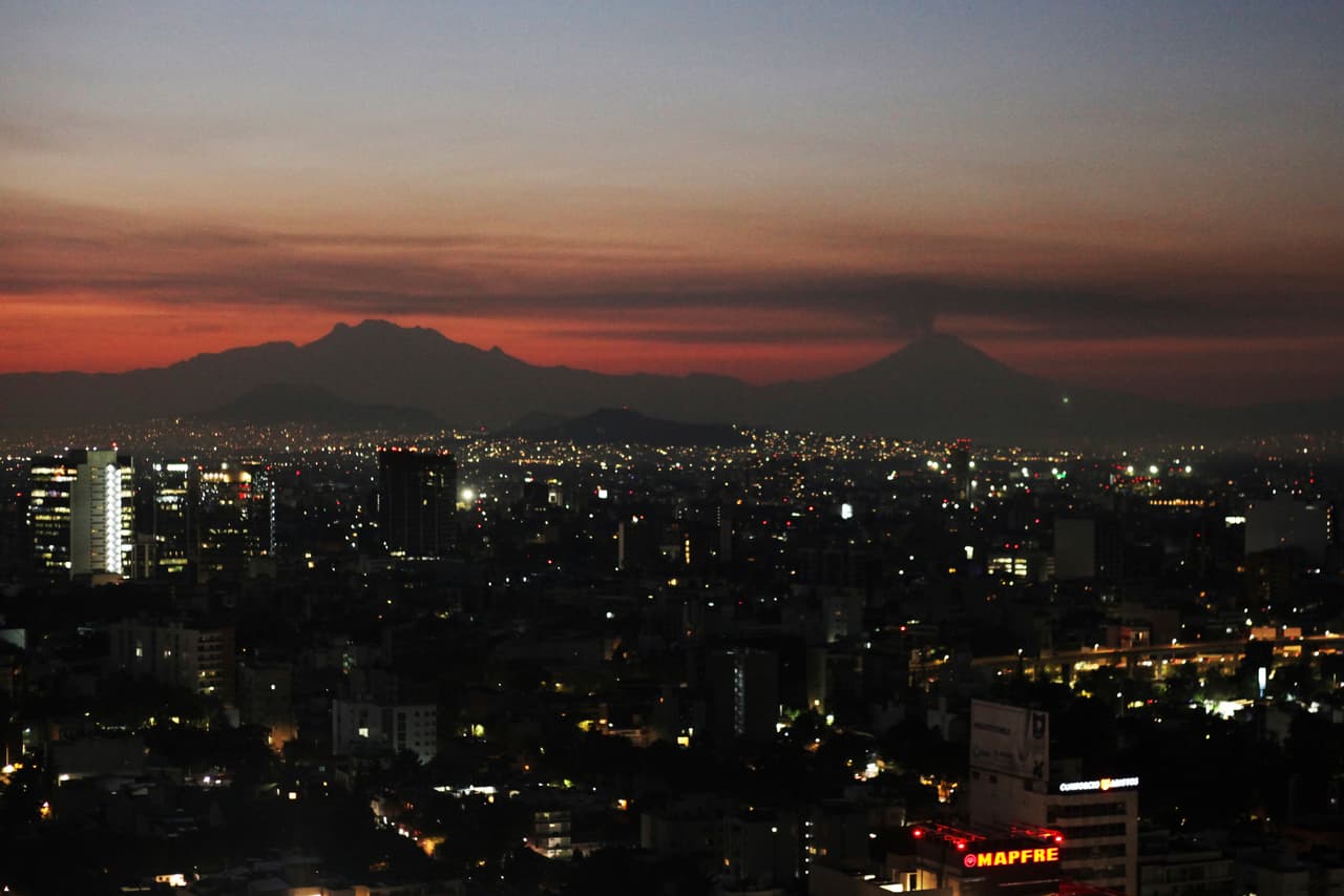 Desde hace varios días que viene creciendo la actividad del volcán. Esta imagen del 7 de marzo ya mostraba fumarolas sobre ciudad de México. Este jueves –indicaron las autoridades– "se registró una explosión a las 06:50 hora local la cual generó una columna de 2.5 km con contenido moderado de ceniza, que se dispersó al sureste, además se observaron fragmentos sobre las laderas del volcán a una distancia aproximada de 1000 metros".