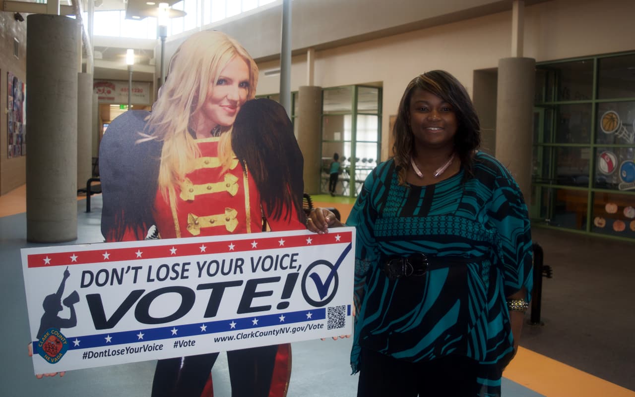 Suddenly Crosby vota en el Pearson Community Center en Las Vegas, donde candidatos de todos los partidos hacen parada obligatoria para conquistar votantes de minorías.