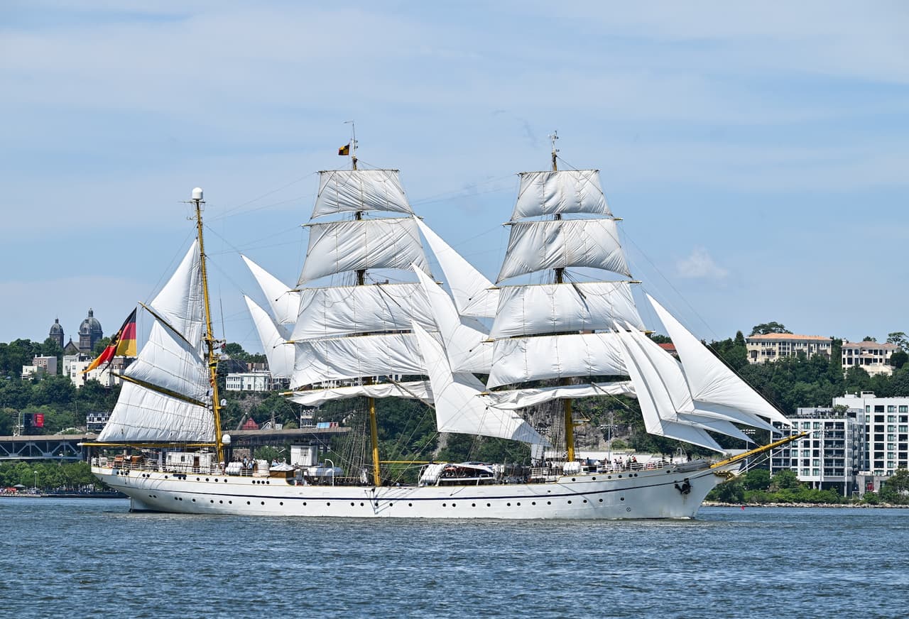 El velero Gorch Fock, procedente de Alemania, en el río Hudson.