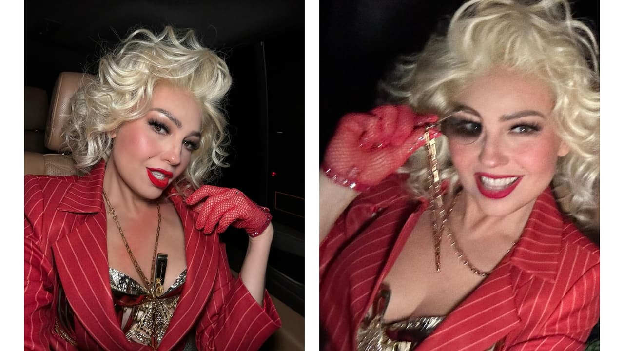 Thalía se fotografió estando dentro de un coche.