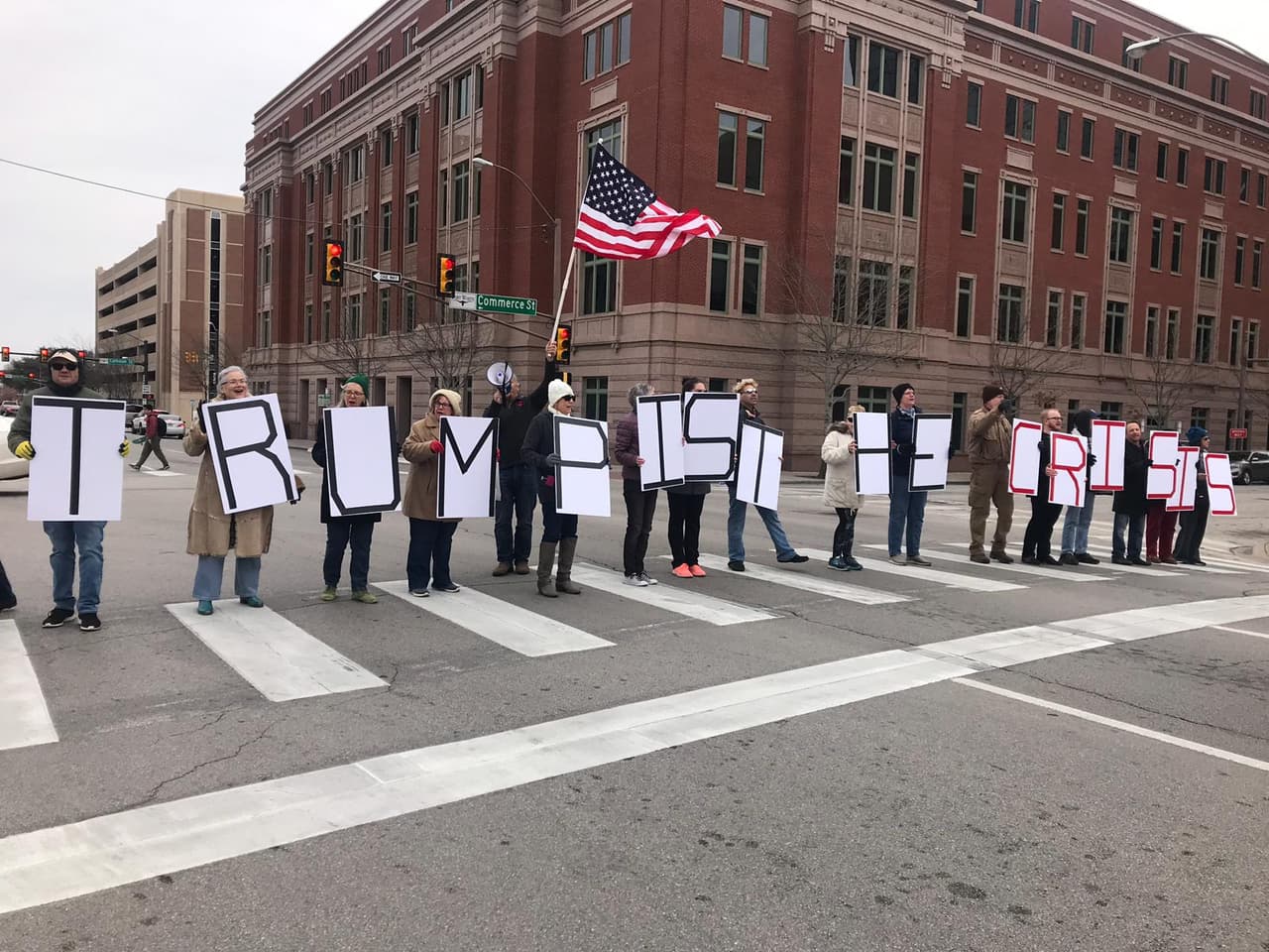 Manifestación en Fort Worth sobre la declaración del 
<a href="https://www.univision.com/noticias/politica/5-claves-que-es-el-estado-de-emergencia-que-decreto-trump-y-que-va-a-pasar-ahora" target="_blank">presidente</a> de estado de emergencia.