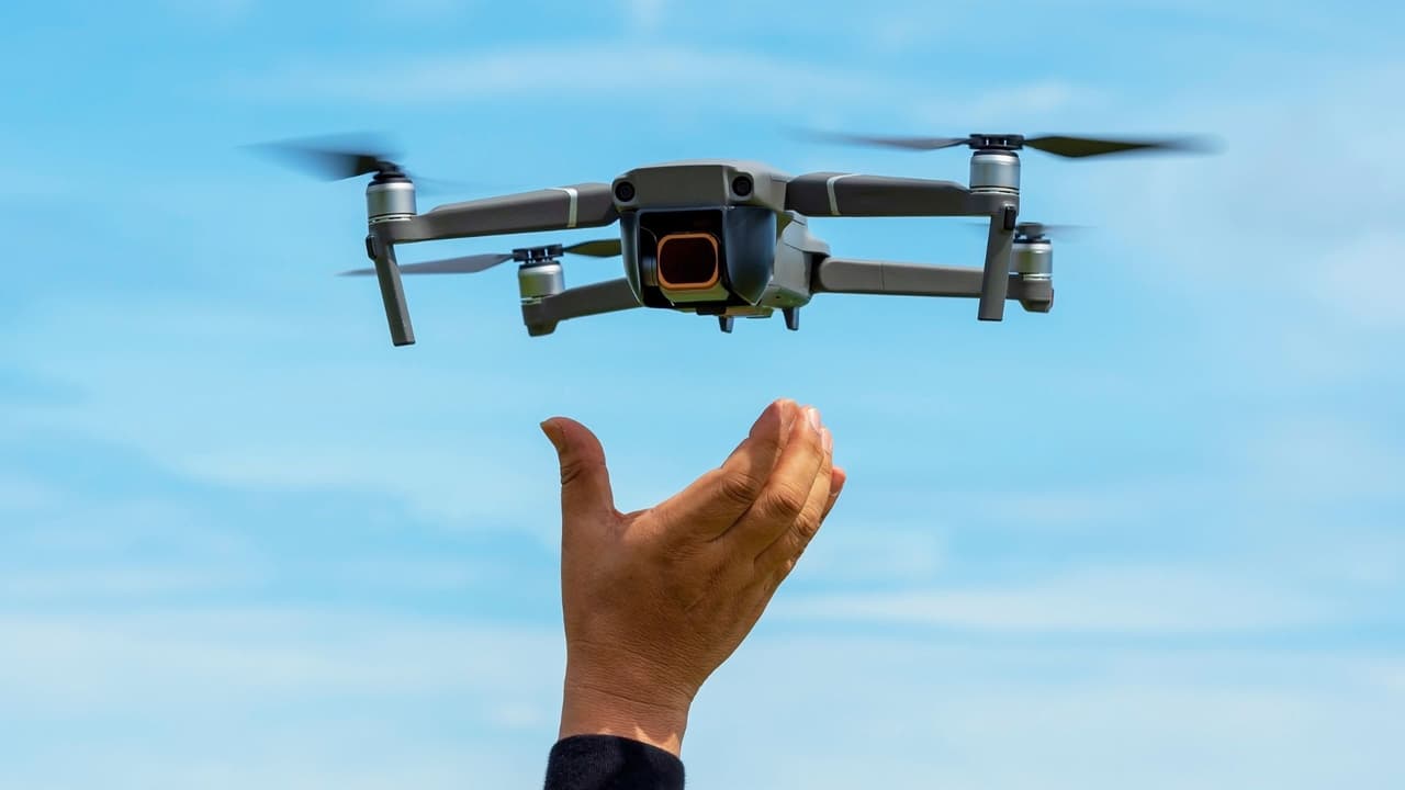 <h3 class="cms-H3-H3">🔎 </h3>
<h3 class="cms-H3-H3">Preguntas comunes y respuestas sobre cómo volar y operar un dron en Texas </h3>
<br> 🔴 
<b>¿Necesito una licencia para volar un dron en Texas? </b>
<br> 🟢 Sí, si planeas operar un dron con fines comerciales, debes obtener una certificación de piloto de UAS (Sistema Aéreo No Tripulado) de la Administración Federal de Aviación (FAA). Para los usos recreativos, aunque no se requiere la certificación, sí debes registrar tu drone y seguir 
<a href="https://www.faa.gov/uas/getting_started" target="_blank">las reglas de vuelo establecidas por la FAA: Haz clic para más información.</a>