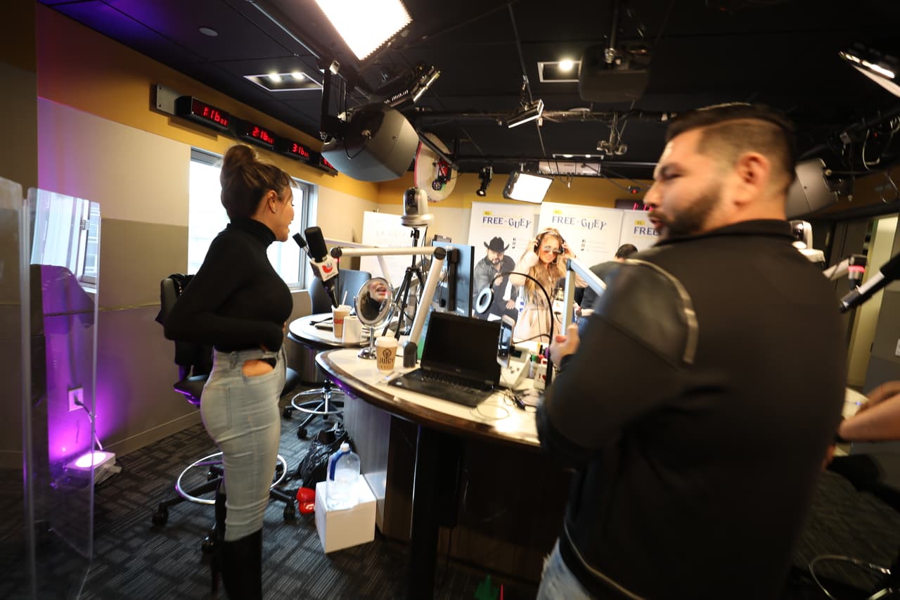 Sin imaginar que los locutores caerían redonditos ante su increíble parecido con
<b> JLo</b>.