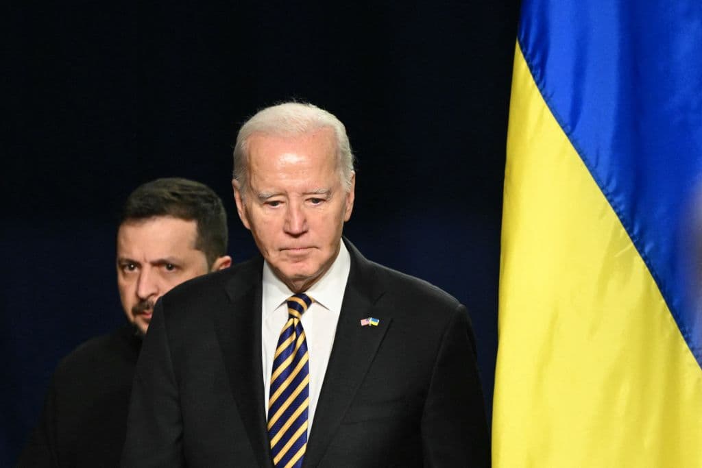El presidente estadounidense Joe Biden y el presidente ucraniano Volodymyr Zelensky llegan para dar una conferencia de prensa en la Casa Blanca en Washington, DC, el 12 de diciembre de 2023.