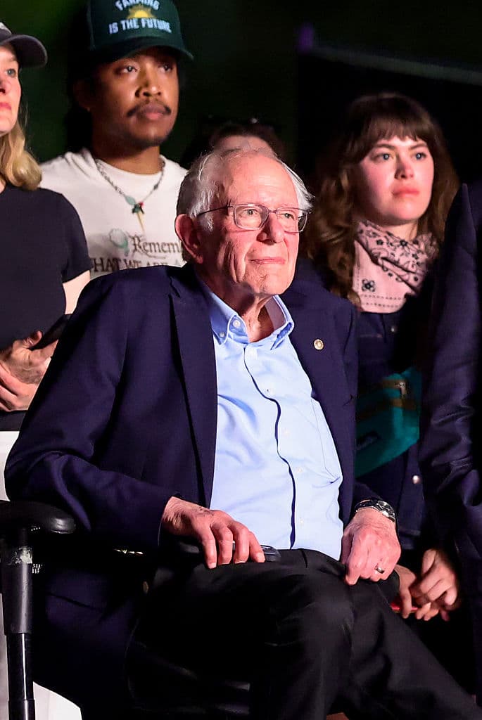 A sus 83 años, Sanders recordó a los asistentes a Coachella que Donald Trump "cree que el cambio climático es un engaño y está peligrosamente equivocado. Usted y yo tendremos que plantarle cara a la industria de los combustibles fósiles y pedirle que deje de destruir este planeta".