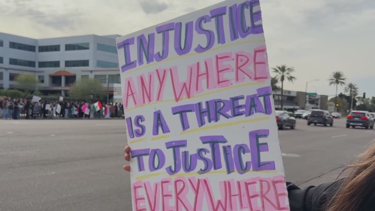 Estudiantes de preparatorias de Arizona salen a protestar contra operativos migratorios