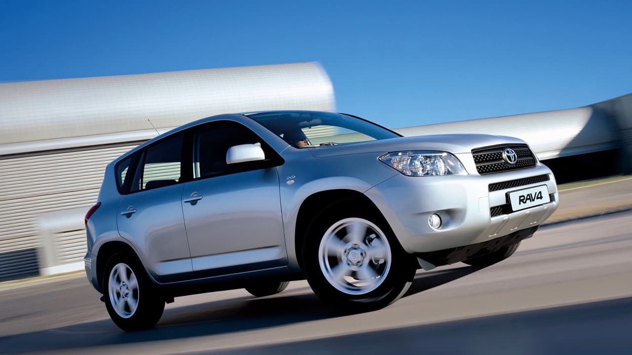 <h3 class="cms-h3-H3">11. Toyota RAV4</h3>
<br>El 12.1% de los dueños de la camioneta crossover compacta de Toyota, el vehículo no-pickup más popular en Estados Unidos, la mantiene en sus manos por más de 15 años, lo que representa 1.6 veces más que el promedio de personas que mantiene sus autos nuevos por más de 15 años.
<br>En la imagen vemos una Toyota RAV4 2006.