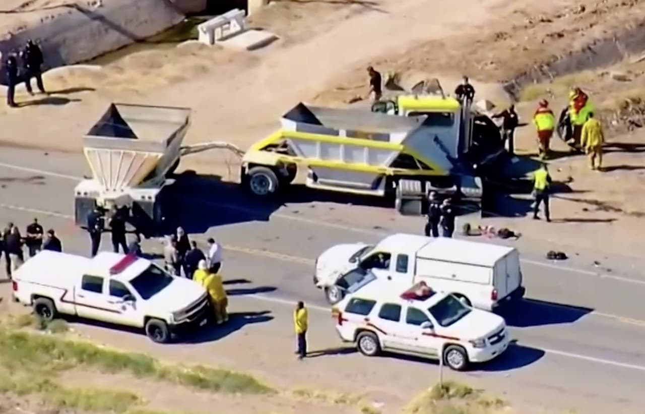 La Patrulla de Caminos de California confirmó la 
<a href="https://www.univision.com/local/los-angeles-kmex/choque-mortal-california-indocumentados-covid-19-dolares-fotos">muerte de 13 personas</a> tras choque en el condado Imperial en la zona de la frontera de California. Al menos 25 personas viajaban en ella al momento del choque y fueron descritos como inmigrantes indocumentados.