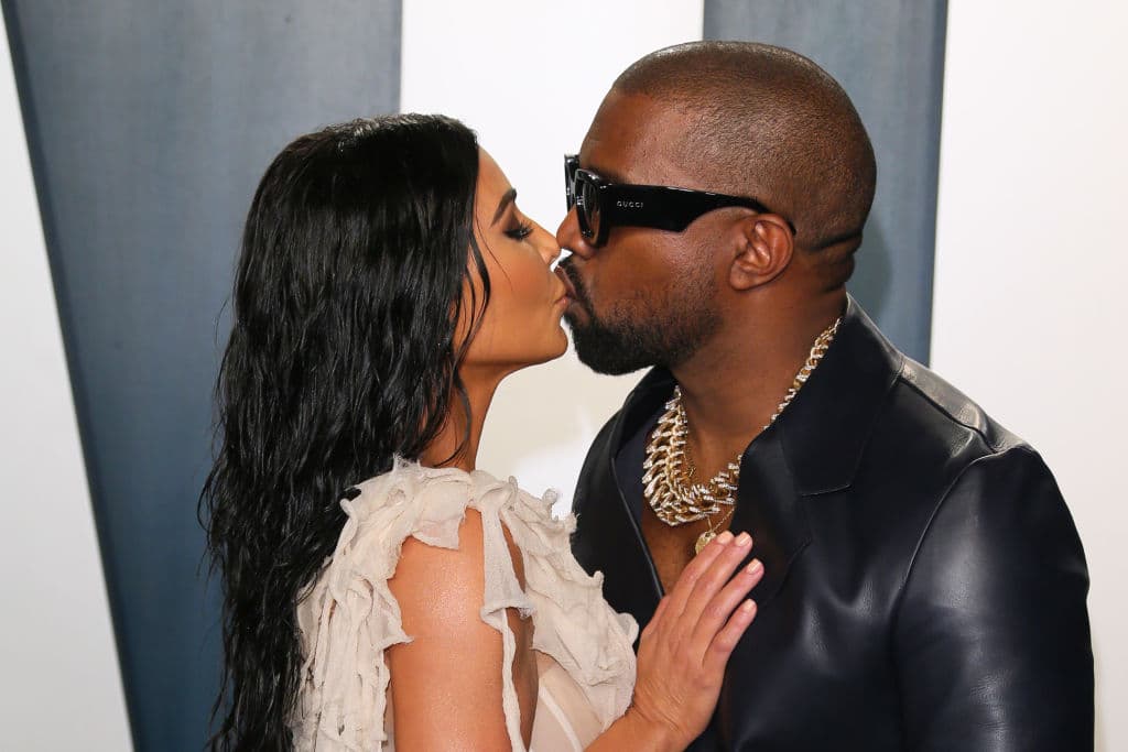 Esto en medio de los supuestos esfuerzos que él intenta por recuperar el matrimonio que tenía con Kim Kardashian, quien 
<b><a href="https://www.univision.com/famosos/kim-kardashian-divorcio-kanye-west-no-hay-vuelta-atras" target="_blank">le solicitó el divorcio en febrero</a></b> de 2021. 
<br>