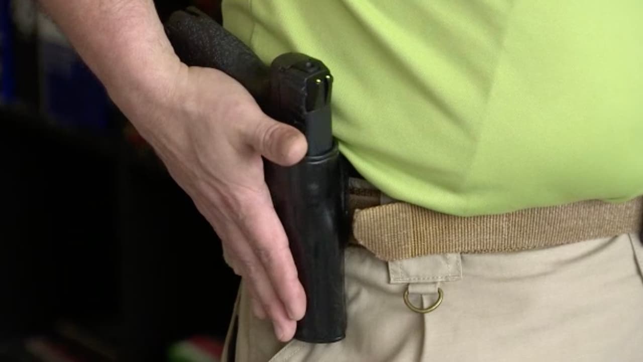 El encontrar a una persona con un arma también la puede volver inadmisible para siempre al país, para ajustar estatus migratorio u obtener algún otro beneficio migratorio.