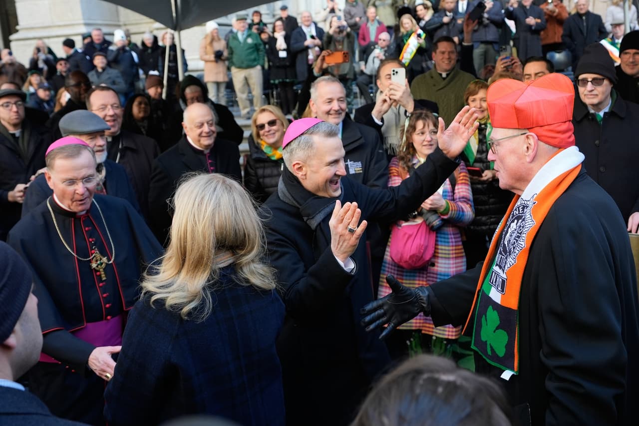 El arzobispo Ronald A. Hicks hizo su primera aparición en el evento, interactuando con la multitud en un ambiente festivo y comunitario.