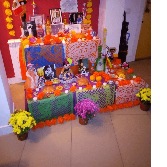 "Soy mexicana, vivo en Barcelona, España, y este altar es dedicado a mis difuntos y con mucho amor a mi México," afirma María de Lourdes.