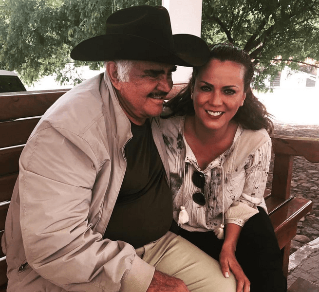 Edith Márquez, es una cantante que siente un gran cariño y admiración hacia el cantante y también fue a 'Los tres potrillos', para saludarlo y charlar un rato con él.