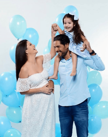 "Así de felices y emocionados. La familia crece", fue el mensaje que compartió la conductora en redes sociales.