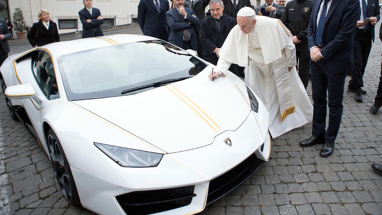 <b>Papa Francisco</b>
<br>
<b><a href="http://www.univision.com/noticias/lamborghini/lamborghini-huracan-lp610-4-2015-fotos">El Lamborghini Huracán coupé</a></b> cuenta con un motor V10 de 5.2 litros y 610 HP. Es capaz de acelerar hasta 62 mph (100 km/h) en 3.2 segundos y alcanzar una velocidad máxima de 203 mph (325 km/h).