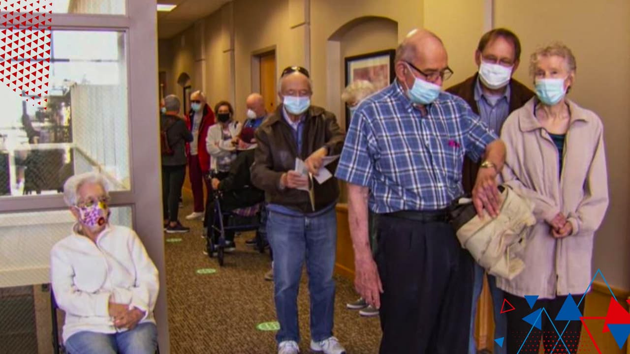“Es nuestra labor como hijos”: Mayores de 65 años ya están siendo vacunados, pero el proceso es complicados para ellos