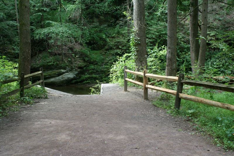 El parque estatal Fort Washington consta de 493 acres en el este del condado de Montgomery. Toma su nombre del fuerte temporal construido por las tropas de George Washington en el otoño de 1777, antes de dirigirse a Valley Forge.
<br>
<br>