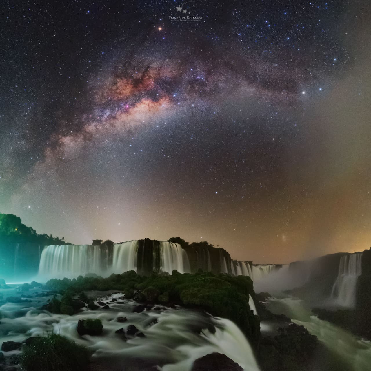<b>Garganta del diablo’, tomada desde las cataratas de Iguazú, Brasil.</b>
<br>
<br>“Fotografiar las Cataratas de Iguazú de noche siempre había sido uno de mis grandes proyectos pendientes”, dijo sobre esta fotografía su autor. “El primer reto era caminar por el parque de noche sabiendo que allí residen varios jaguares, los cuales son vistos frecuentemente por empleados del parque y turistas'', agregó. 
<br>