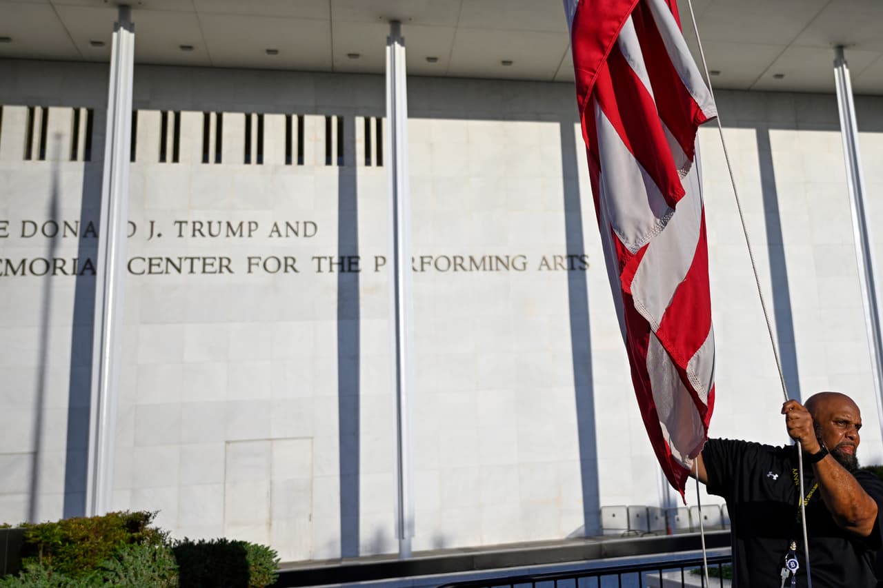 La bandera estadounidense ondea frente al Centro John F. Kennedy para las Artes Escénicas, el viernes 12 de junio de 2026.