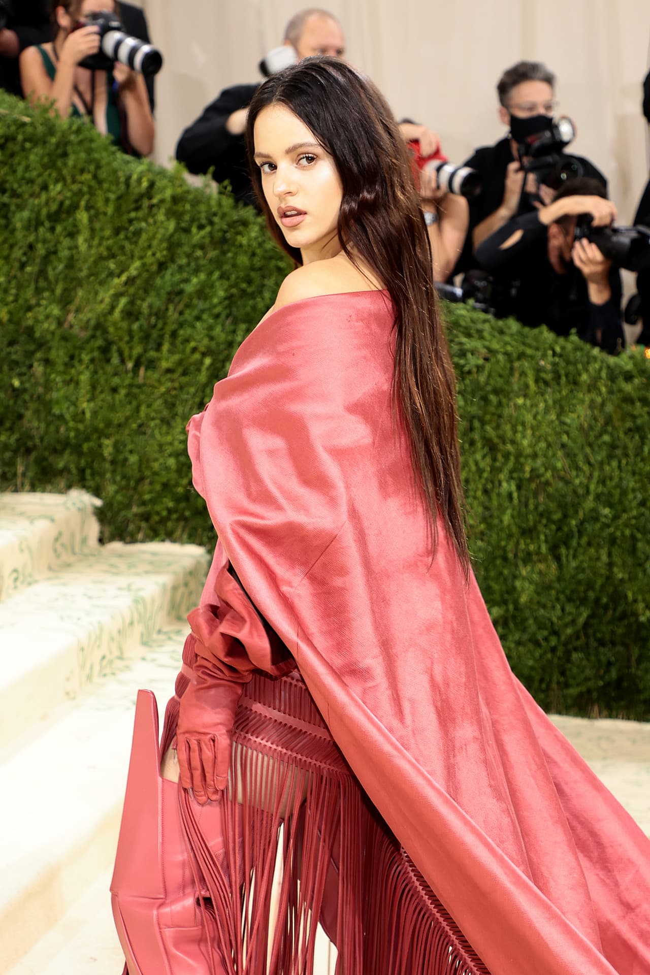 Rosalía asistió por primera vez a la Met Gala 2021 con un atuendo diseñado por Rick Owens.
