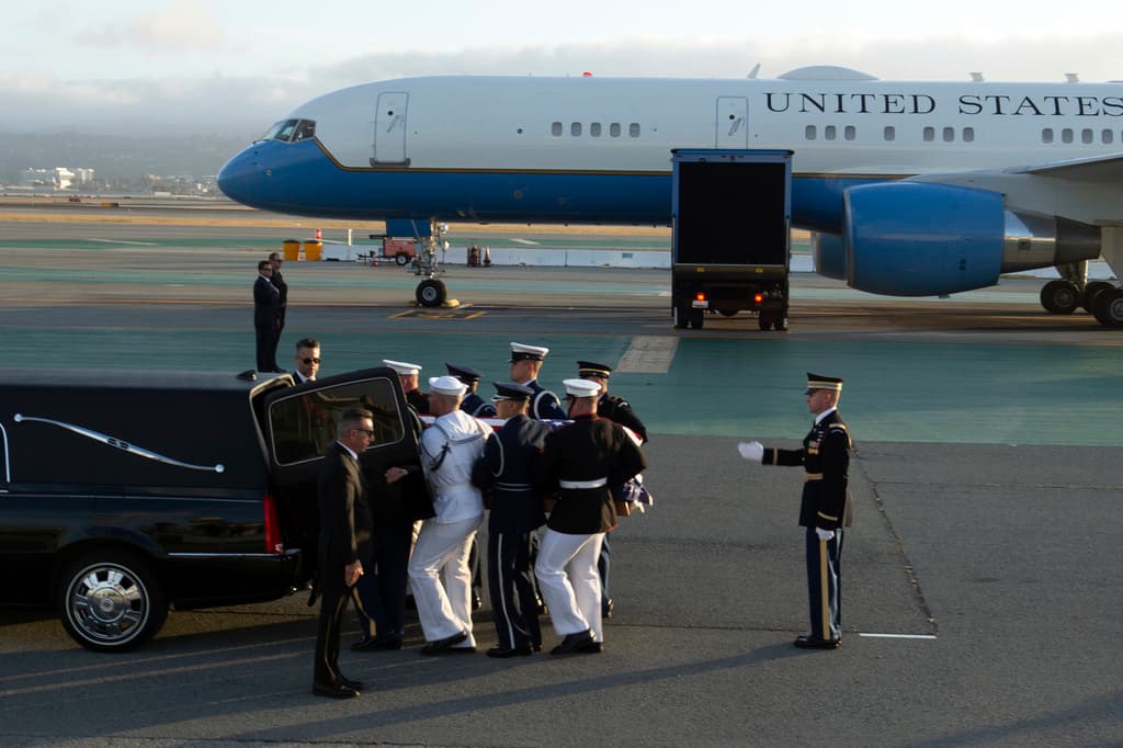 Se espera que el gobernador demócrata Gavin Newsom designe pronto un reemplazo para el escaño vacante en el Senado.