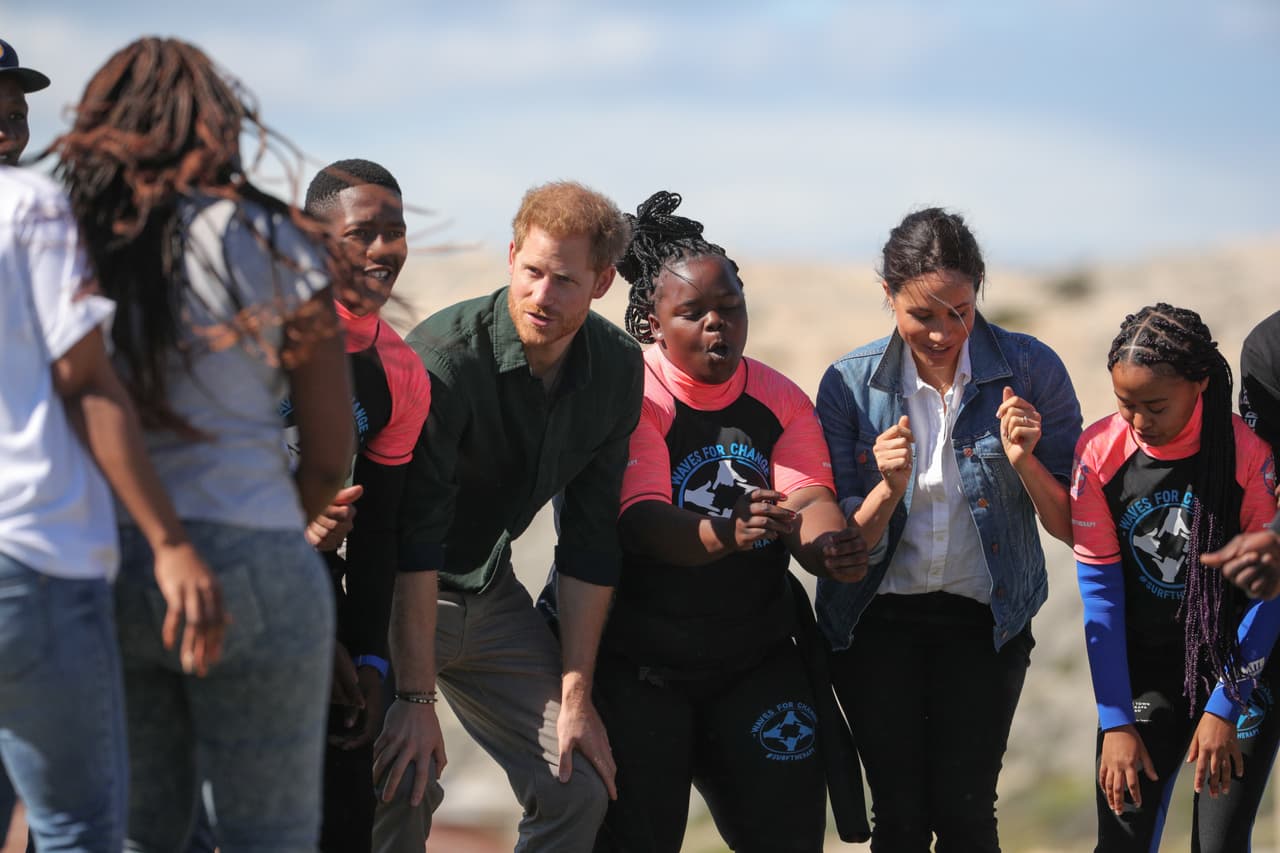 Según una reseña del evento, publicada por
<b> <a href="https://www.dailymail.co.uk/news/article-7497617/Meghan-Markle-Prince-Harry-meet-underprivileged-children-Cape-Town-beach.html" target="_blank">Daily Mail</a></b>, a los duques de Sussex se les pidió que declararan sus fortalezas personales
<b> </b>durante un ejercicio de vinculación con los niños y jóvenes participantes.